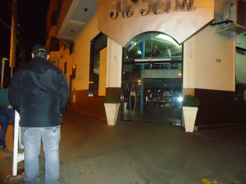 Segurança preservando o local atingido por pedras no 1º 