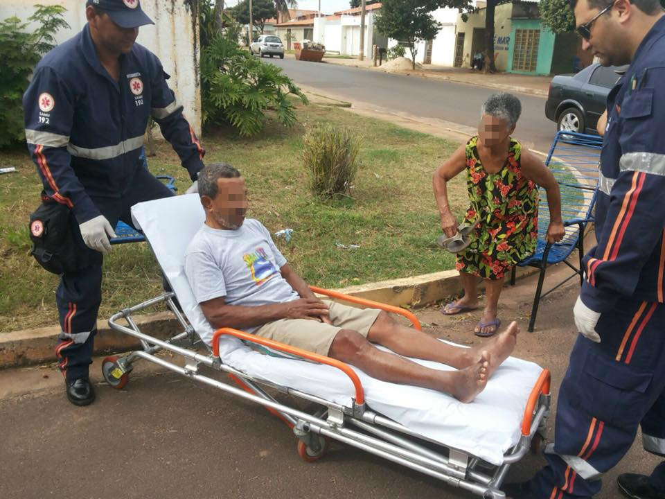 Casal sendo socorrido pelo SAMU Foto: Rádio Caçula