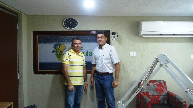 O Presidente e o secretario da APAE de Três Lagoas conversam com o empresário Romeu de Campos Jr. no Programa Linha Direta com a Notícia