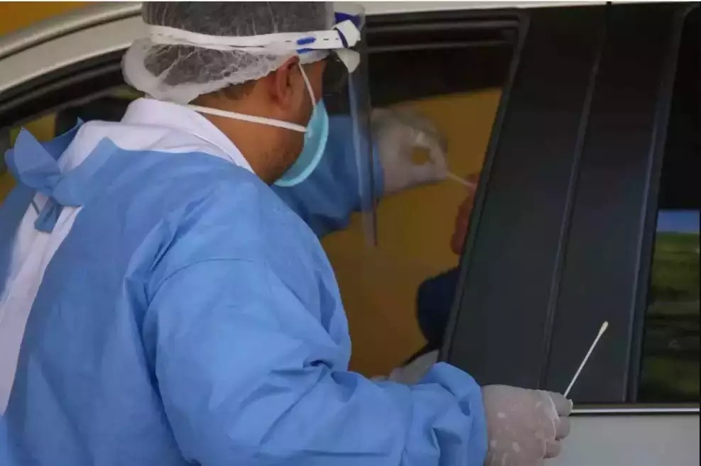 Identificação do tipo de vírus causador da síndrome é feito pelo método RT-PCR, com coleta da mucosa nasal ou da garganta. (Foto: Franz Mendes/Arquivo)