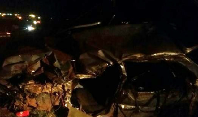 Carro ficou completamente destruído após colisão com carreta (Foto: Iviagora)