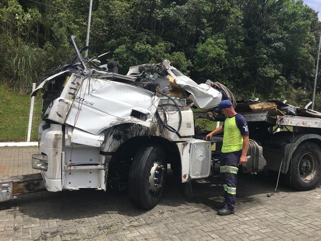 Entre os veículos envolvidos estavam duas carretas, segundo a PRF — Foto: Divulgação/PRF