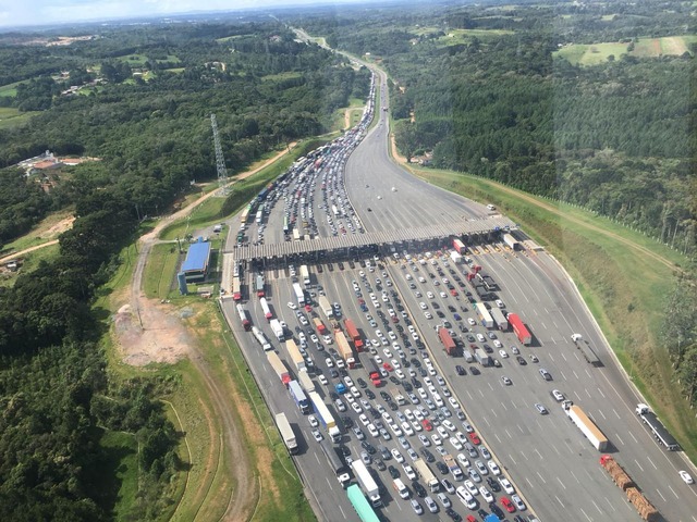 Acidente causou lentidão na BR-376, em Tijucas do Sul — Foto: Divulgação/PRF