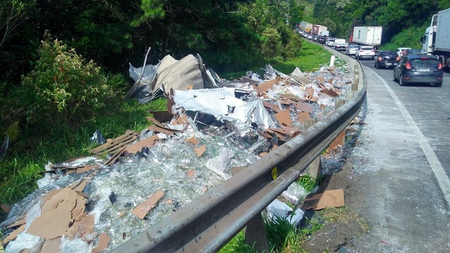 Carretas com carga de garrafas tombaram após a batida — Foto: Rafael Helias/RPC