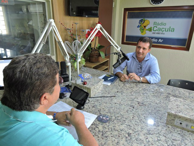 O Secretário Municipal de Saúde, Cassiano Rojas Maia participou do programa Linha Direta com a Notícia. Foto: Rádio Caçula.