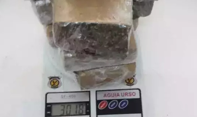 Pouco mais de 3 kg da droga foram lançados para dentro do presídio. (Foto: Divulgação)