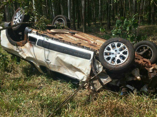 Veículo em que a vítima estava capotou várias vezes ao sair da pista e ficou destruído (Foto: Porã News)