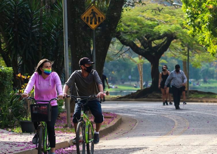 Lazer no Parque do Ibirapuera após a flexibilização do isolamento social durante a pandemia de covid-19. - Rovena Rosa/Agência Brasil