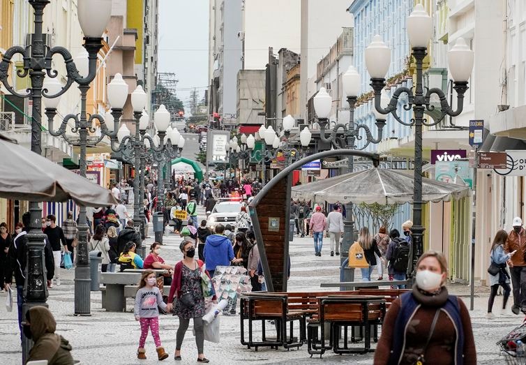 Cenas da cidade de Florianópolis  com as pessoas se adaptando com a rotina uma pouco mais flexibilizada após a quarentena - Ricardo Wolffenbuttel / Governo de SC