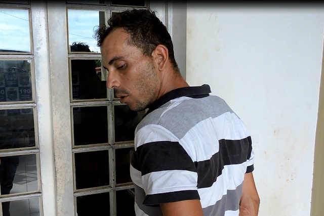 Diego Teixeira de Alcântara, foi preso suspeito de roubar um celular no bairro Vila Nova. Foto: Rádio Caçula.