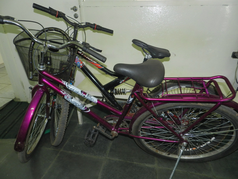 A bicicleta de cor roxa foi roubada e minutos depois recuperada pela PM. Foto: Rádio Caçula