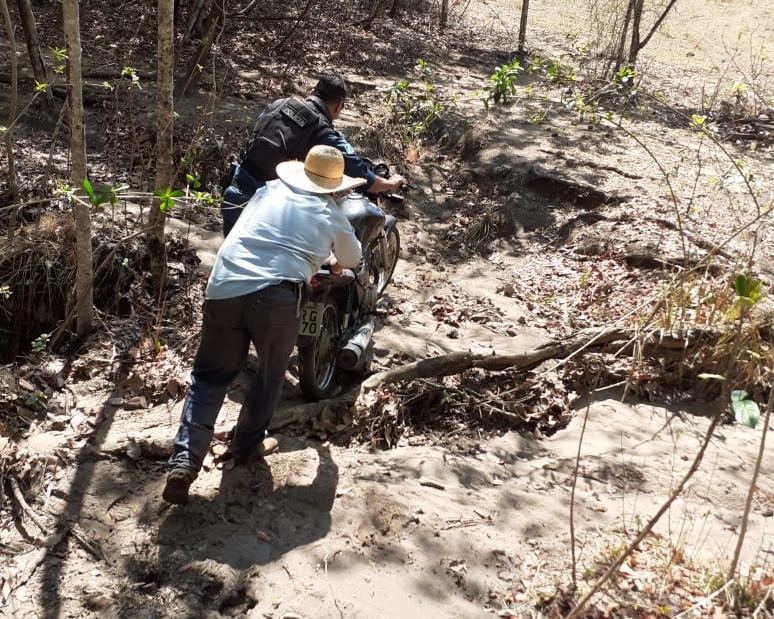 Trabalhador encontrou a motocicleta quando fazia buscas por animal. Foto: Polícia Militar.