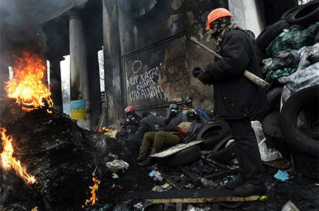 Barricadas, mortes em manifestações e incêndios ajudam a transformar Kiev em um cenário de guerra28.01.14/ARIS MESSINIS/AFP