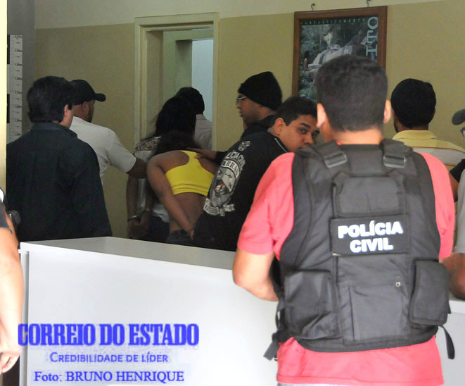 Presos foram encaminhados para a delegacia nesta manhã - Fotos: Bruno Henrique / Correio do Estado
