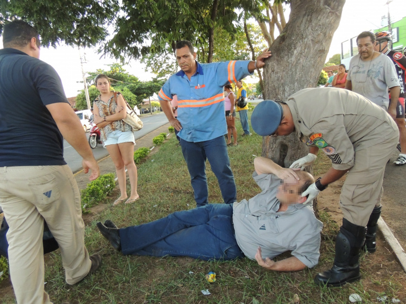 Luiz Maria desorientado sendo socorrido ao Hospital Auxiliadora.Foto: Rádio Caçula