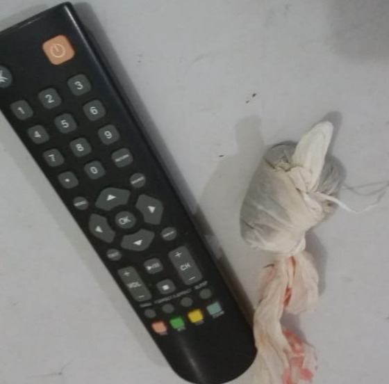 Controle remoto e maconha apreendidos com o indivíduo. Foto: Thiago Alves/Rádio Caçula.