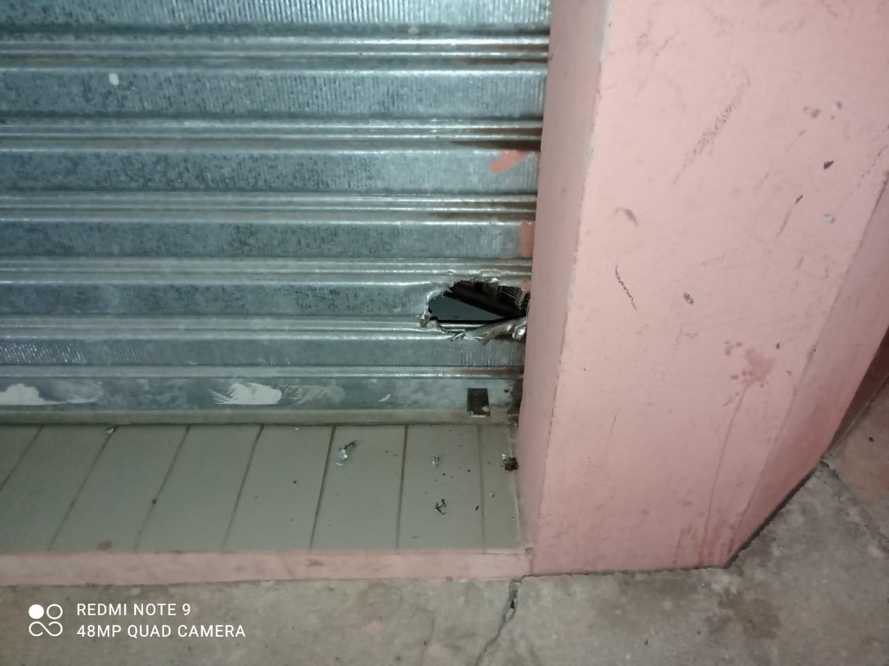 Travas da porta foram cortadas com um alicate turquesa. Foto: Polícia Militar.