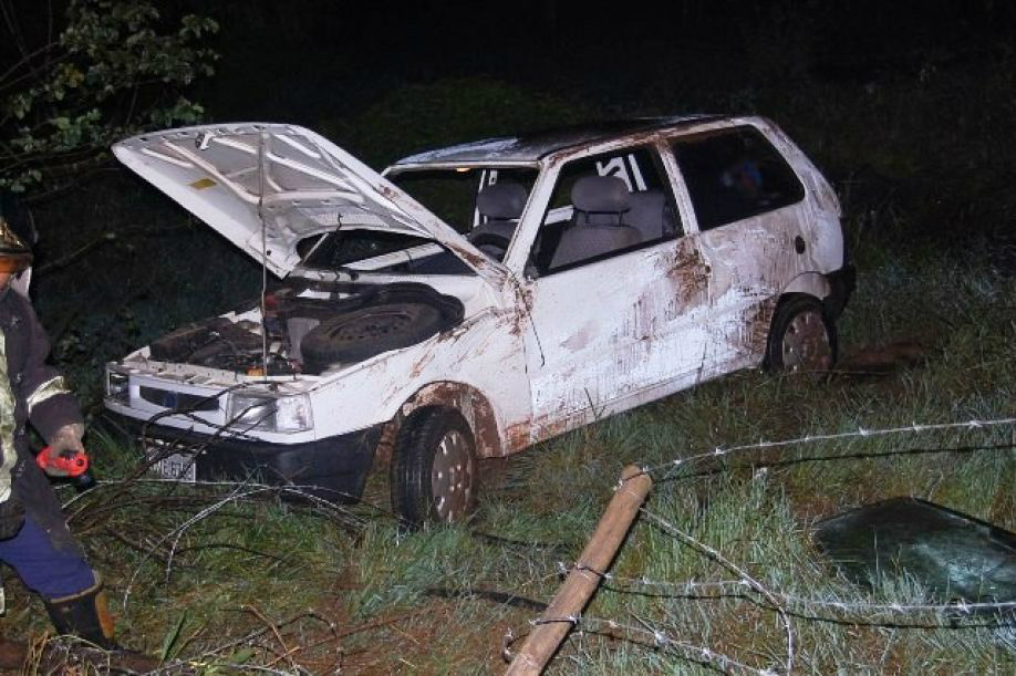 Carro capotou e só parou após a cerca de arama na margem na estrada vicinal.Foto:Charles Caleb/ Araçatuba News