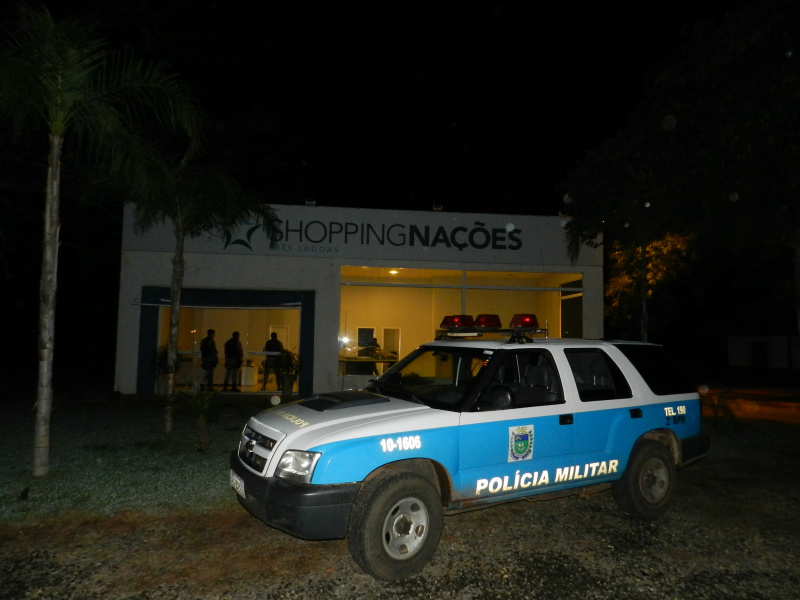 O vigilante foi trancado pela dupla no escritório do shopping e em seguida levaram moto da vítima. Foto: Rádio Caçula.