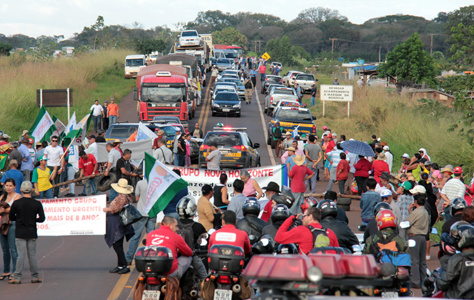 Os Sem - Terra e os assentados reivindicam reforma agrária e mais investimentos nos assentamentos.Foto: Rádio Caçula.