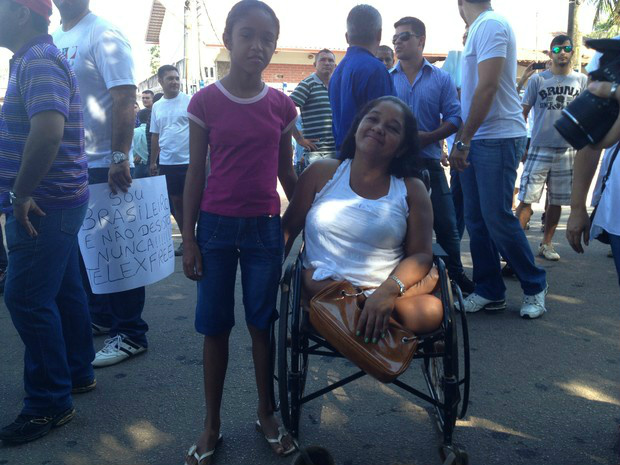 Nilda Souza sonha em comprar uma cadeira de rodas motorizada (Foto: Rayssa Natani/ G1)