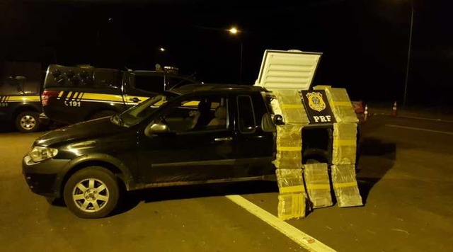 Idoso levava a droga em um freezer (Foto: PRF)