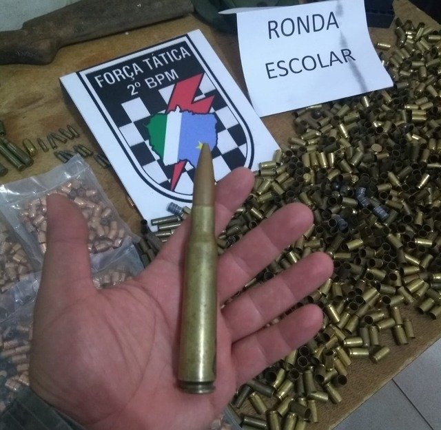 Após uma briga em frente a uma tabacaria, na avenida Filinto Muller, um homem foi preso com diversos projéteis e munições no Bairro Jardim das Oliveira, em Três Lagoas na noite de ontem (07). Mais de mil projéteis foram encontrados na residência do autor, identificado como E. P. P. S., de 19 anos. Foto: Rádio Caçula.