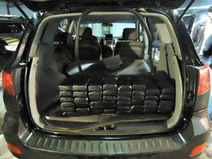 A droga estava envolvida em sacos em um fundo falso. O suspeito disse à polícia que levaria o entorpecente até São Paulo (SP).Foto: Rádio Caçula