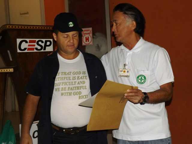 Cipeiro Luiz Antonio Almeida Leal(Blusa Azul), sendo empossado pelo Técnico de Segurança do Trabalho Luiz Sinzato