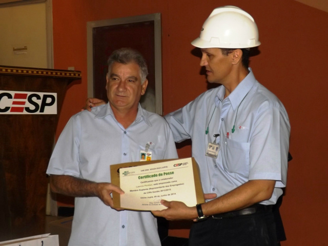 Cipeiro  Laércio Pentian(esquerda), sendo empossado pelo Paulo Sérgio Técnico de Segurança do Trabalho