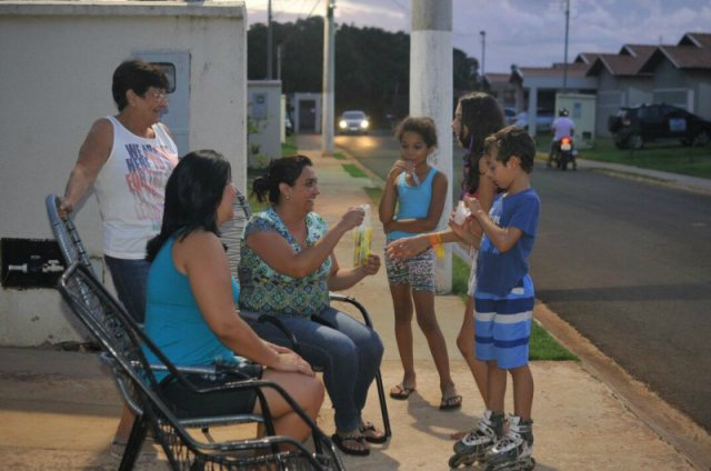 Alanis e os amigos, oferecendo geladinho para os vizinhos. (Foto: Alcides Neto)