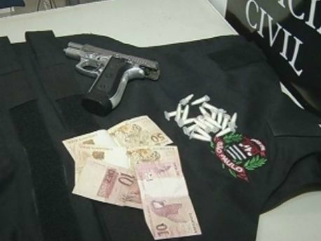 Com os traficantes foram apreendidas 17 porções de maconha, 20 pinos e outras 59 porções de cocaína.Foto: Reprodução 