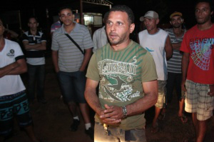 Eles estão desde às 6h no local e afirmam que só vão sair depois de receber os salários atrasados.Foto: Marcos Ermínio