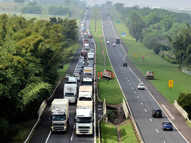 Protesto da categoria na rodovia Marechal Rondon durou cerca de uma hora e foi pacífico, foto: Valdivo Pereira/Folha da Região