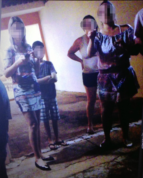 Família prestando informações a Polícia Militar