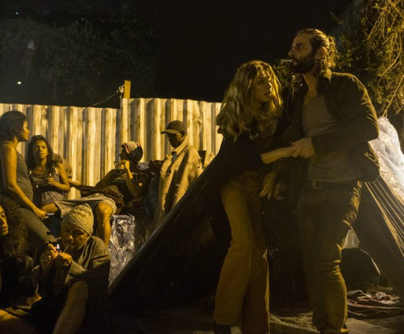 Larissa busca refúgio no vício mais uma vez (Foto: Felipe Monteiro / Gshow)