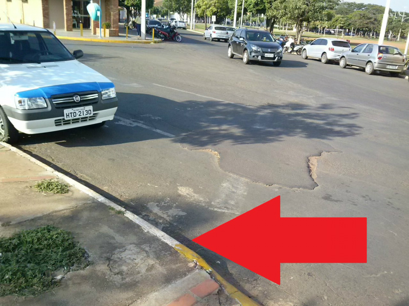 A faixa amarela mostra aonde inicia a Avenida Aldair Rosa de Oliveira, ou seja, o veículo estava na contramão.