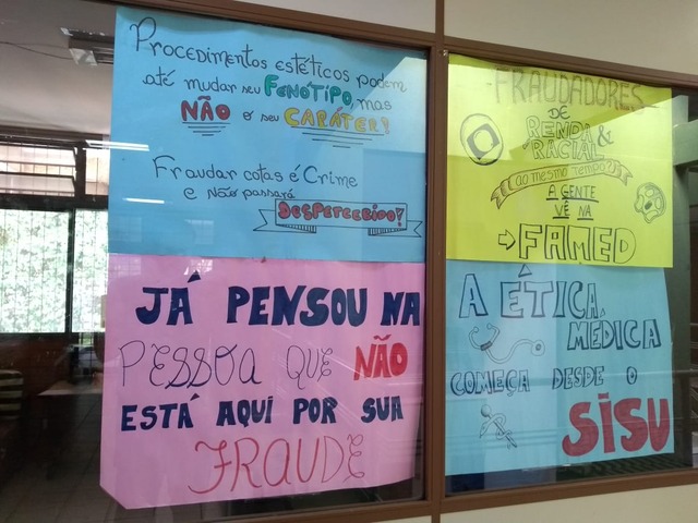 Cartazes anexados no Centro Acadêmico de Medicina da UFMS em Campo Grande - Foto: Bruno Henrique/Correio do Estado