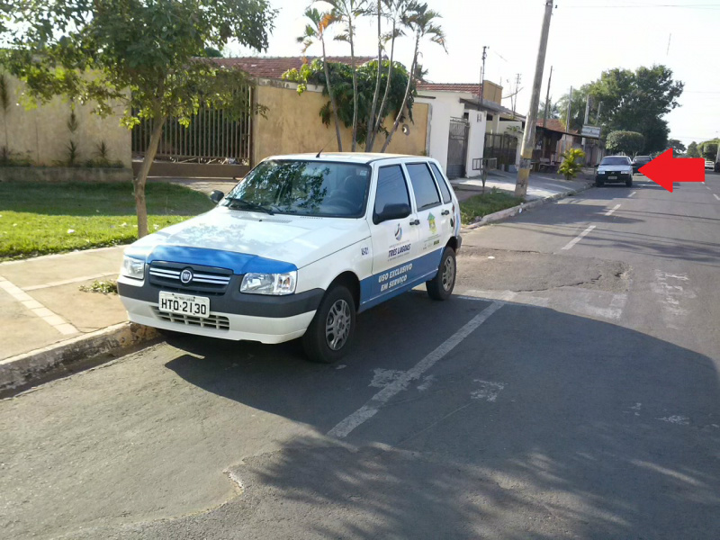 O outro carro oficial estava estacionado a pucos metros de distância e cometeu a mesma infração. Foto: Repórter News.