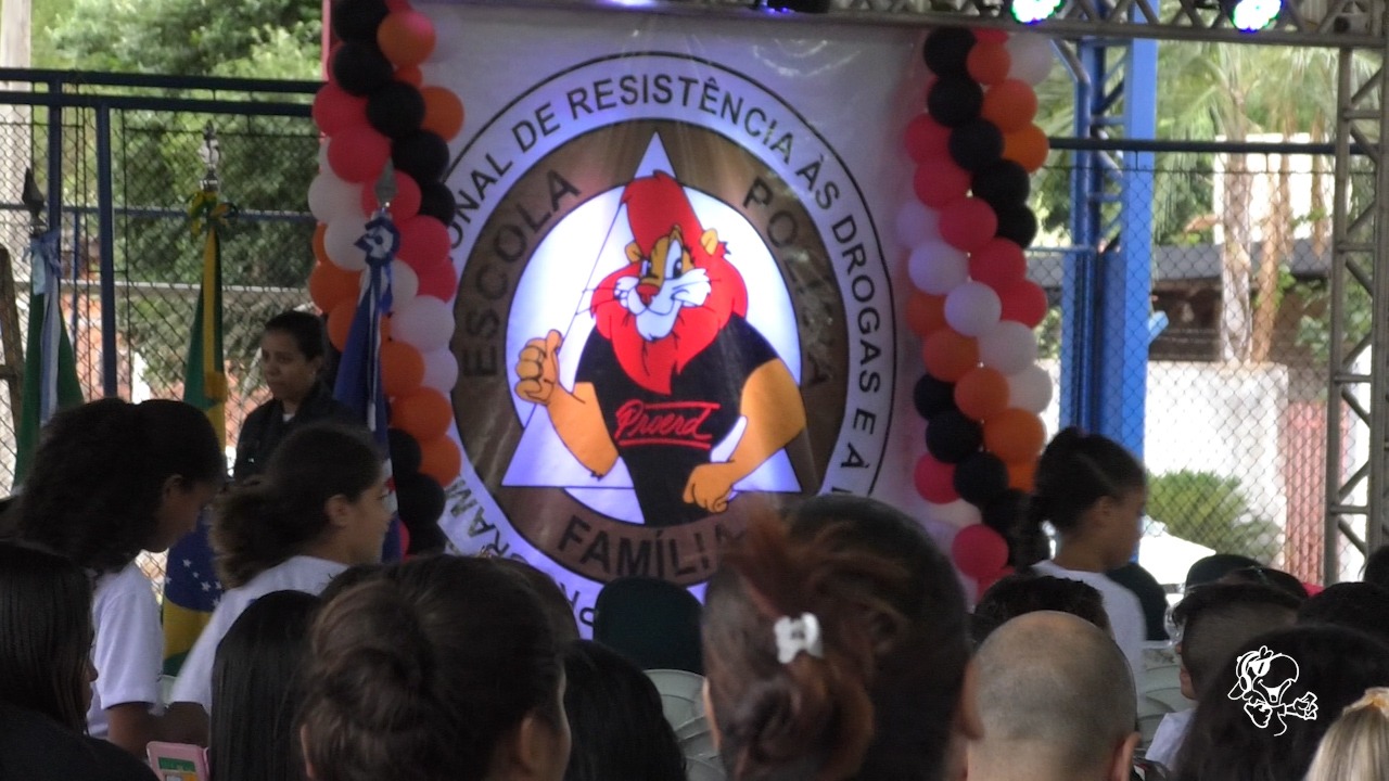 Alunos da rede municipal de ensino se formam no programa PROERD. Foto: Hugo Leal/ Rádio Caçula.