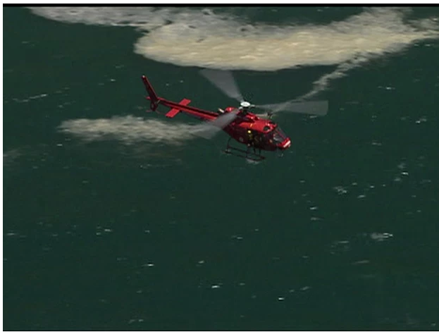 Agentes de reflorestamento avisaram bombeiros, após flagrarem mancha de óleo e destroços de helicóptero no mar da Praia do Perigoso