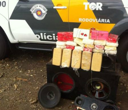 Tabletes de basta base de cocaína e crack estavam escondidas em caixa de som