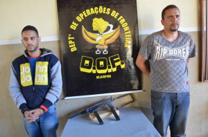 Tarcísio da Silva Santos (mais alto), chefe do Comando Vermelho, ao lado de Romário Ferreira da Silva, outro carioca preso na fronteira (Foto: Sidney Bronka/94 FM)