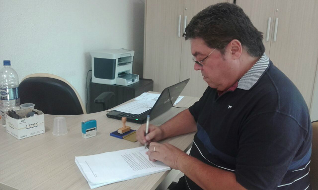 Jornalista e diretor da Rádio Caçula, Romeu na Campos, na Câmara de Três Lagoas dando entrada no pedido de CP . (Fotos: Rádio Caçula).