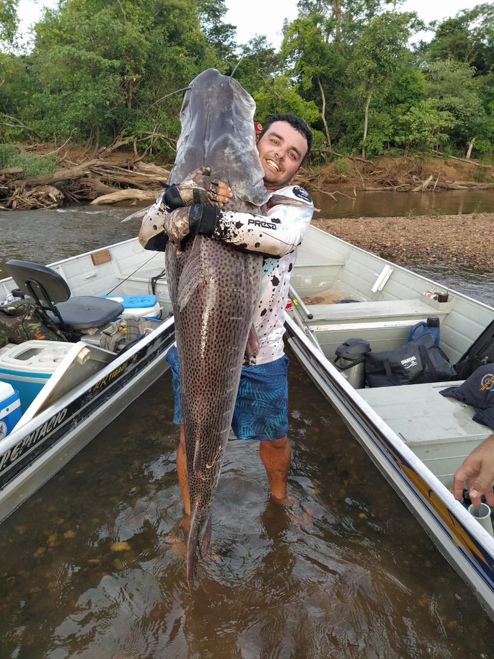 Peixe mediu 1,72 metro e depois foi devolvido ao rio em MS. Foto: Wellinton Bruno/Arquivo Pessoal