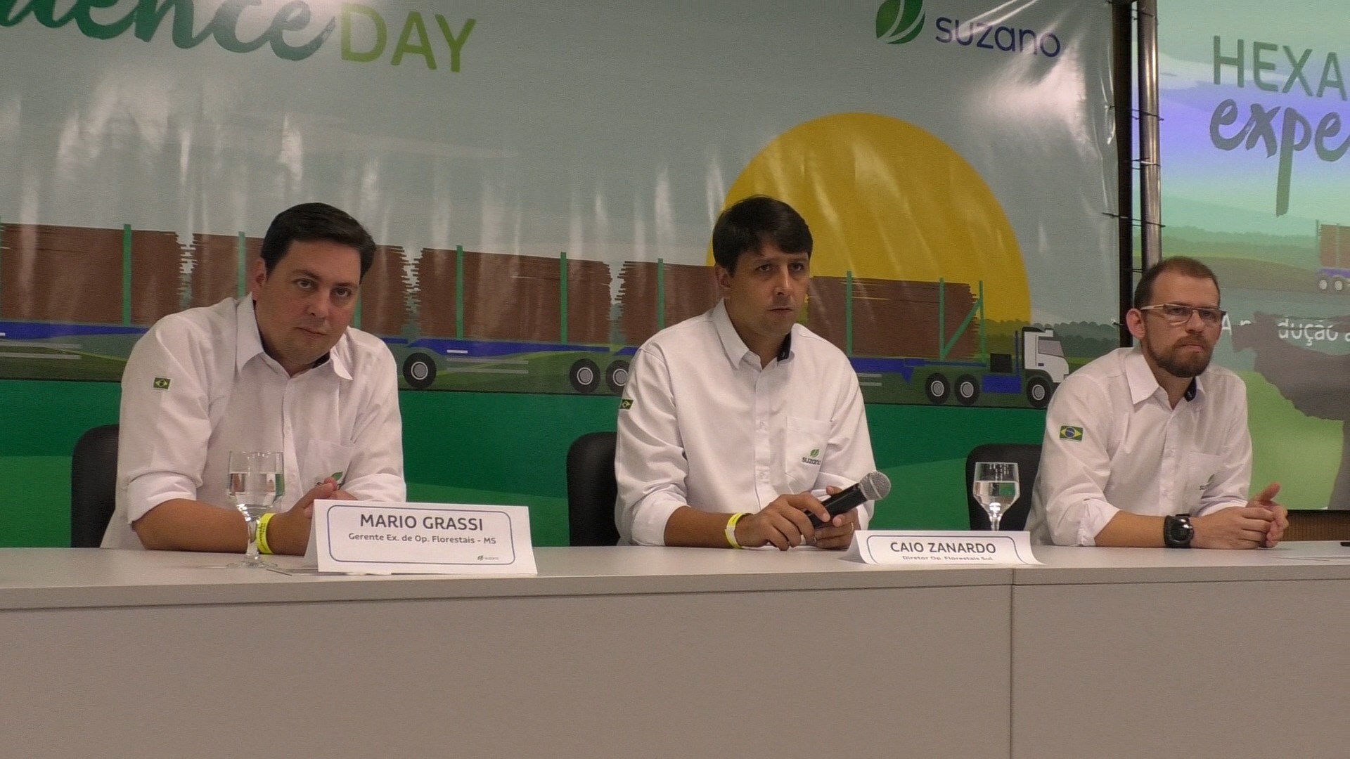 A nova tecnologia foi desenvolvida por gestores e técnicos da Suzano. Da esquerda para à direita: gerente de Operações Florestais MS Mario Grassi, diretor de Operações Florestais Sul Caio Zanardo, gerente de Logística Florestal Alan Charles Brehmer. Foto: Hugo Leal/Rádio Caçula.