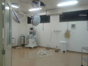 O cenário na sala é de infiltrações no teto com algumas partes já no chão, goteiras e poças.Foto: Campo Grande News
