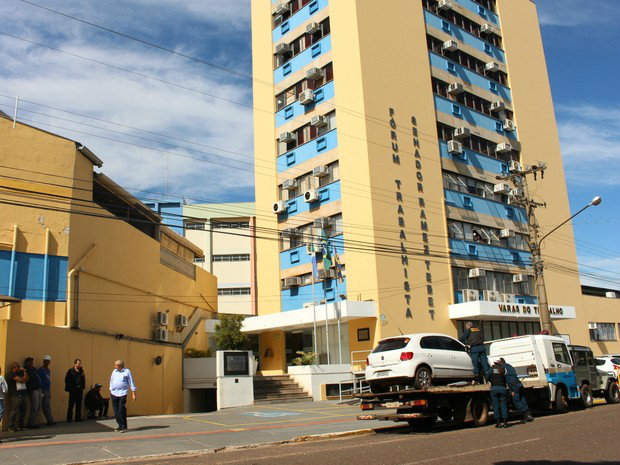 Mulher infartou dentro do prédio do Fórum Trabalhista de Campo Grande (Foto: Gabriela Pavão/ G1 MS)