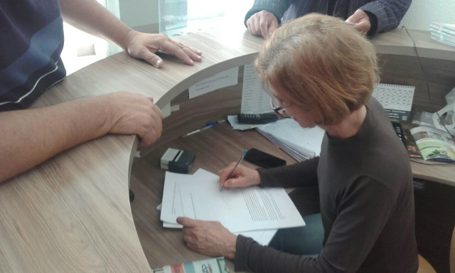 Momento que a atendente do protocolo na Câmara Municipal recebia a documentação.