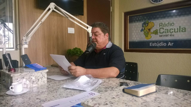 Romeu de Campos lendo no programa para os seus ouvintes o pedido.